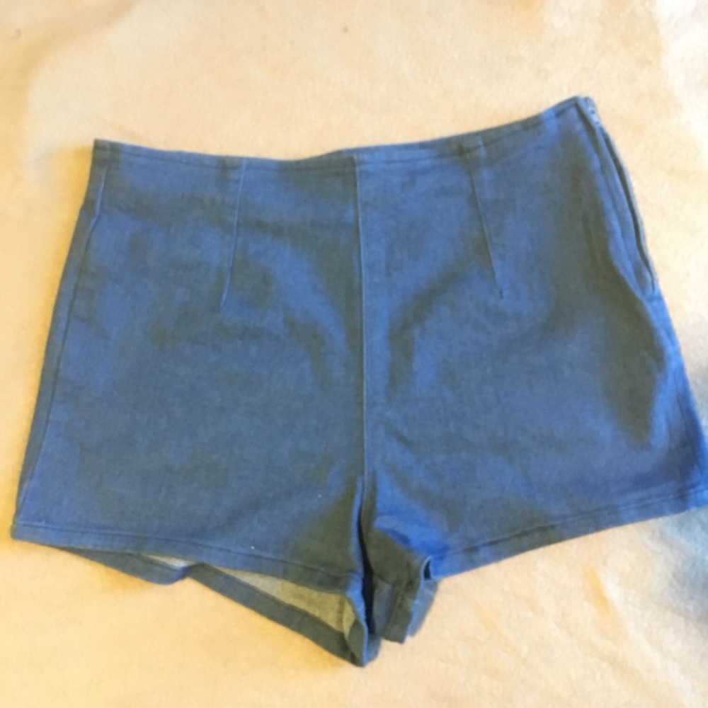 High rise shorts with side zipper